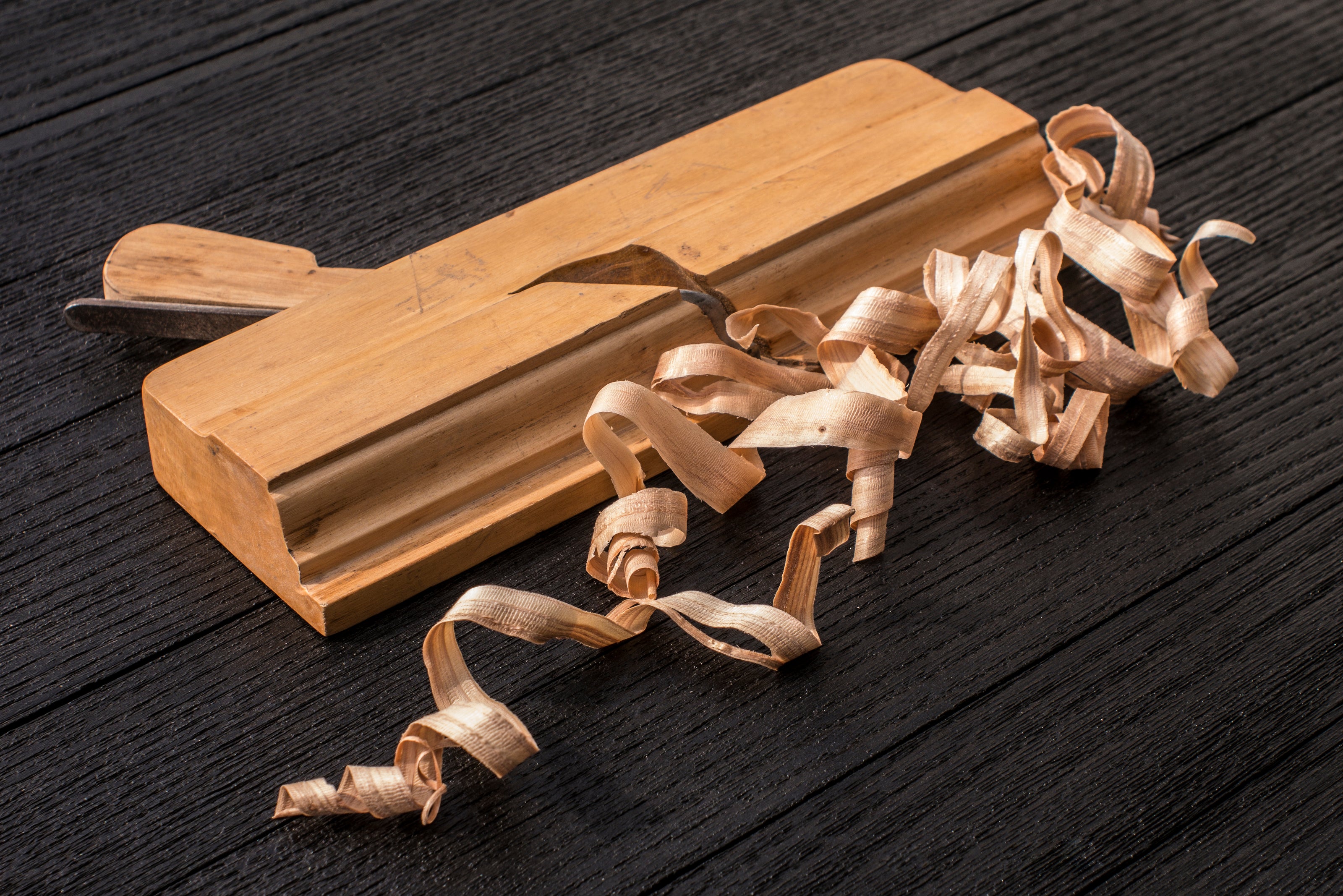 wood-shavings-on-workbench